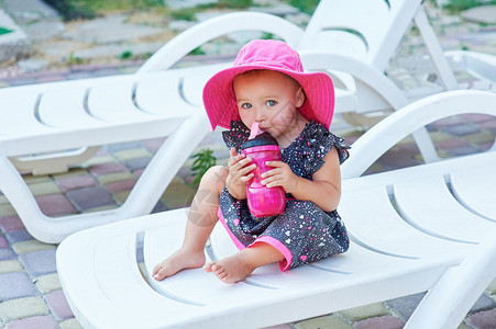秋天公园的小女孩喝粉红色塑图片