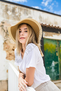 在夏日露台带着笑容的夏天帽子美丽的caucasiansia图片