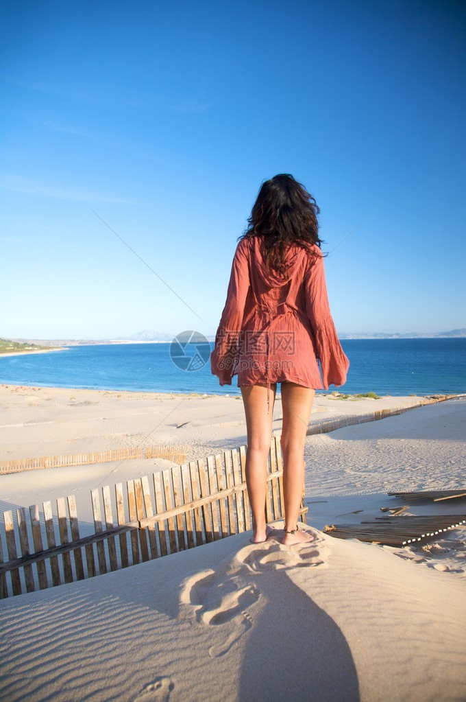 女人在西班牙的沙丘上以非图片