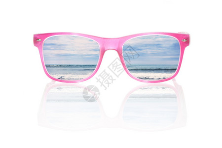 热带海洋中的粉色太阳镜与白色背景隔绝图片