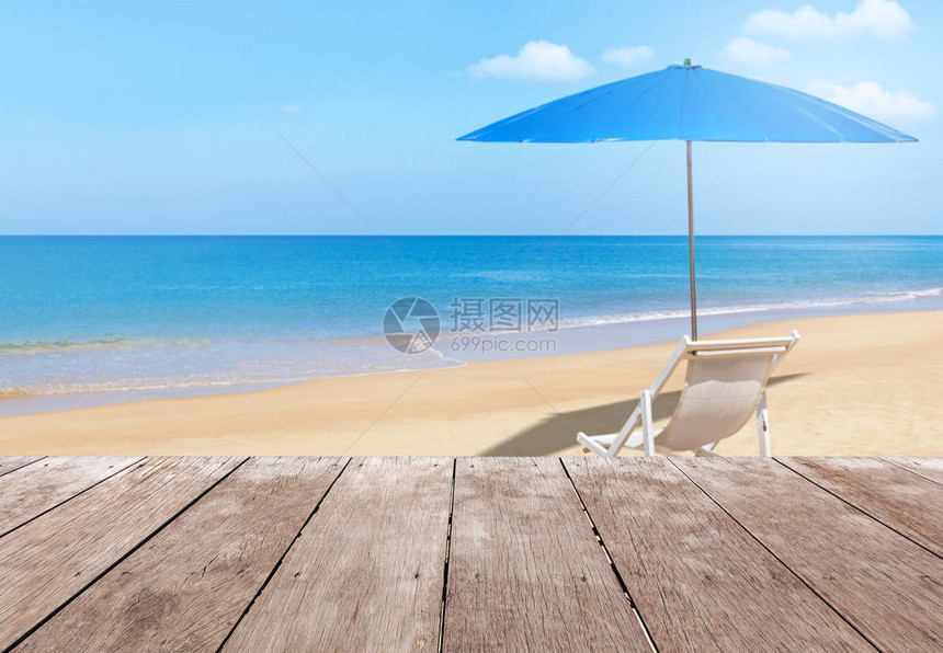 蓝天热带海滩上空的透视旧木阳台露地板图片