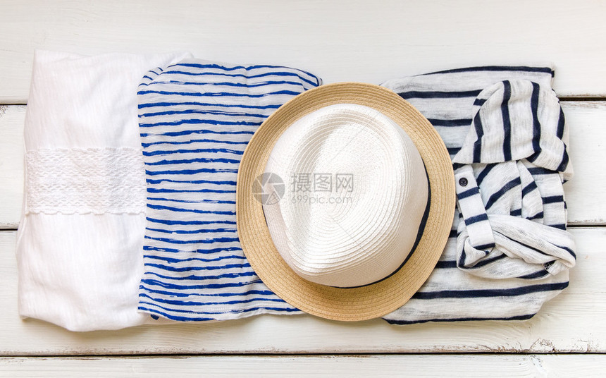 暑假衣服和白蓝调的帽子图片