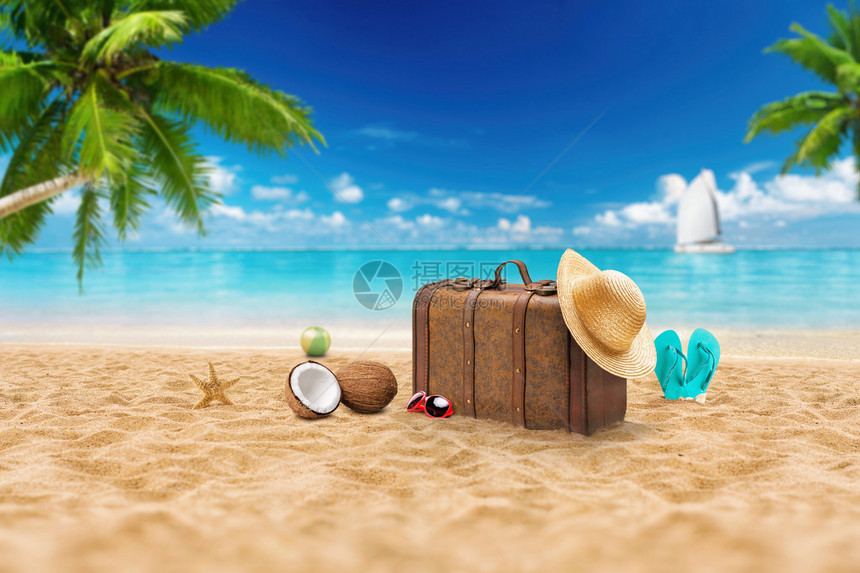 带太阳镜海星草帽和沙滩拖鞋的旅行度假手提箱图片