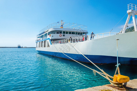 装有在港口等待装载汽车的涂漆典型蓝白颜色的希腊图片