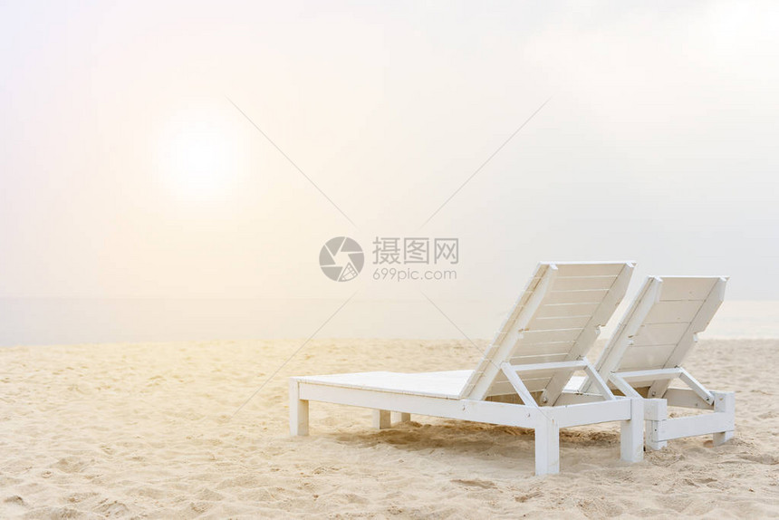 在海滩的沙滩椅与日落图片