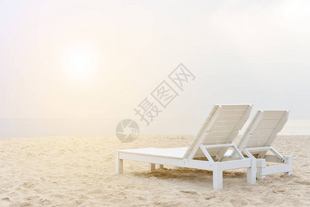 在海滩的沙滩椅与日落图片