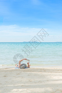 夏季旅行假期和假期概念泰国普吉岛海滩上休图片