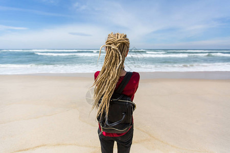 金发女妖的年轻美女站在大海边环境旅行和观光旅图片