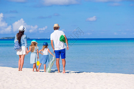 和两个孩子在海滩图片