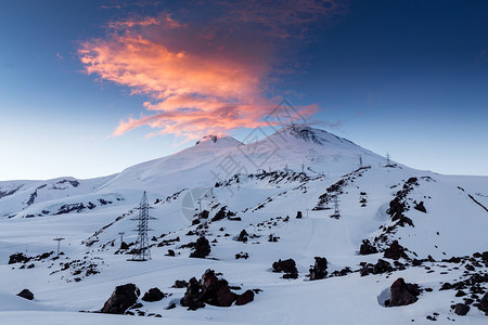 美丽的冬季风景日落时雪盖山的埃图片