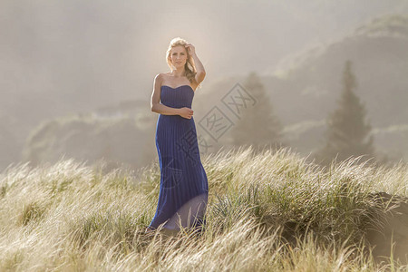 穿着蓝袍的年轻美女金发女子在户外画像图片