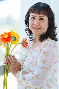 美丽的成熟女人与一束鲜花背景图片