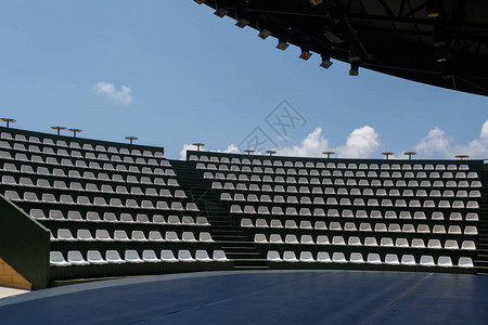 露台照明设备夏夜音乐厅的白椅子排成一排图片