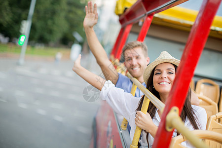 旅游巴士上的快乐人图片