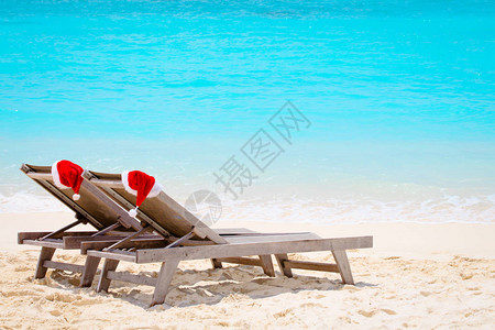 圣诞节在海滩上沙滩上有圣诞老人帽子图片
