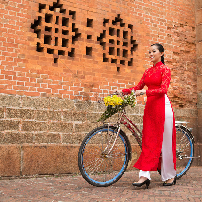 穿着传统礼服的越南青年妇女图片