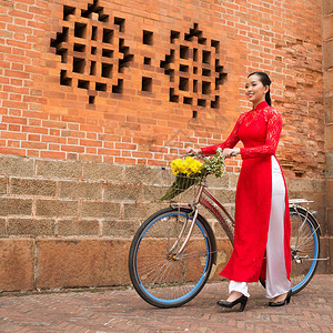 穿着传统礼服的越南青年妇女图片
