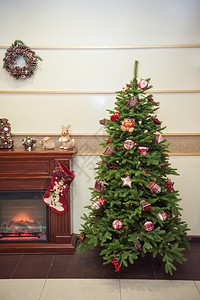 壁炉旁美丽的圣诞树图片