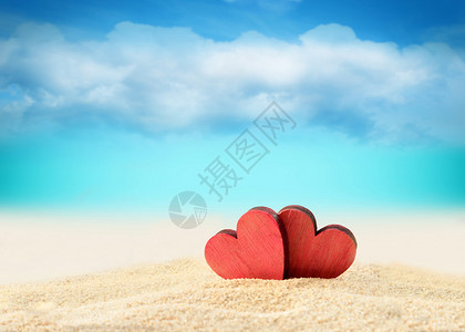 夏日海滩上的两颗木红心图片