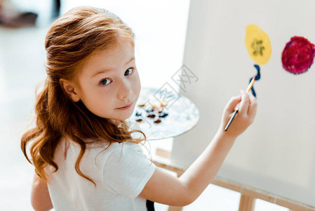 艺术学校中可爱的红发小子画图片