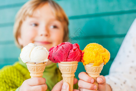 三玉米冰淇淋由母亲和图片