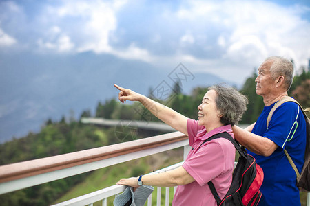 亚洲老年夫妇在山区图片