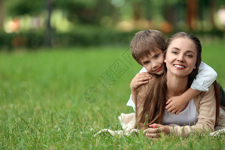 幸福的母亲和儿子在绿公园图片