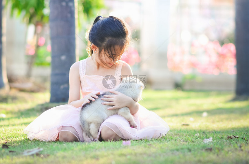 美丽的亚洲女孩在公园里围着西比莉安图片