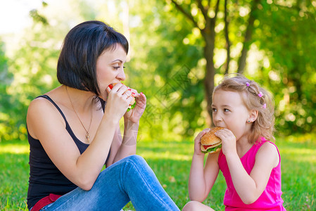母女在公园野餐时吃三明治图片