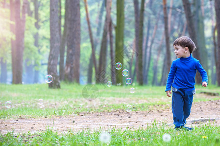 可商用泡泡夏天公园有肥皂泡的小男孩快乐的可背景