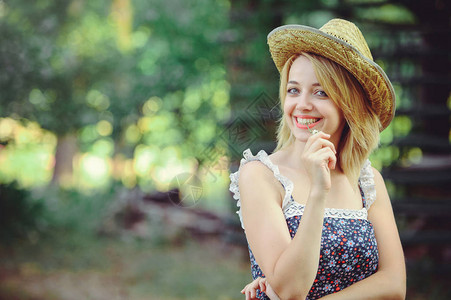 一个健康的女人美丽夏天模型女孩与鲜艳的花朵快乐森林风格图片