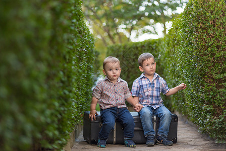 两个小孩在花园里玩耍图片