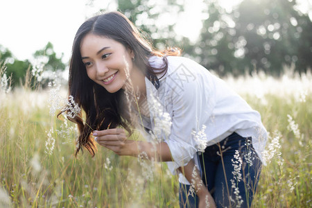 亚裔女在草地和草地的图片