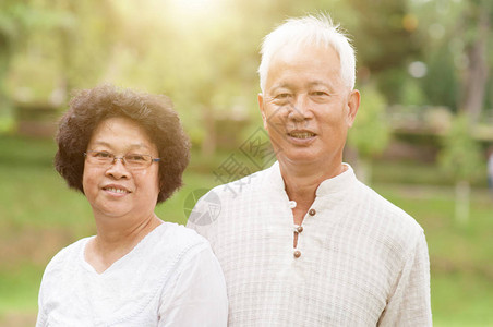 快乐的亚洲老情侣在图片