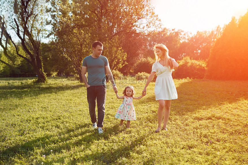 美丽幸福的家庭在绿色大自然中共度时图片