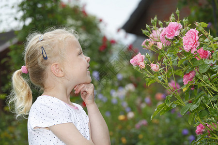 可爱的年轻女孩在花园里享图片