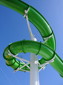 水上游乐园的绿色水滑梯背景图片