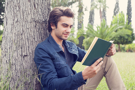 公园里看书的年轻人图片
