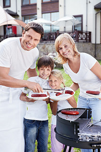 幸福的家庭户外烧烤图片