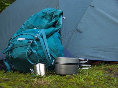 一个金属锅和一个杯子站在草地上在背包高清图片