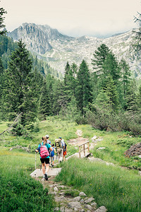 一群徒步旅行者在山间小道上行走图片