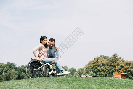 英俊的年轻男子把年轻的残疾女友图片