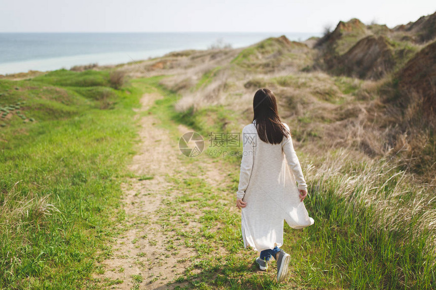 年轻的黑发女人穿着轻便的休闲服图片