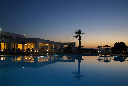 黄昏时的豪华酒店游泳池图片