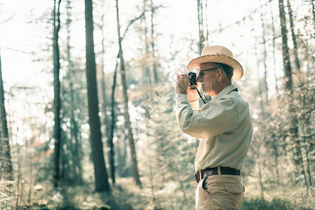 带草帽的人在森林里拍图片