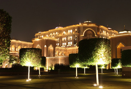 夜晚的阿联酋皇宫花园阿布扎比高清图片