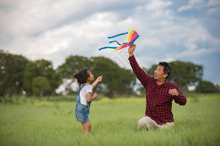 夏天亚洲小女孩和父亲带着风筝在草图片