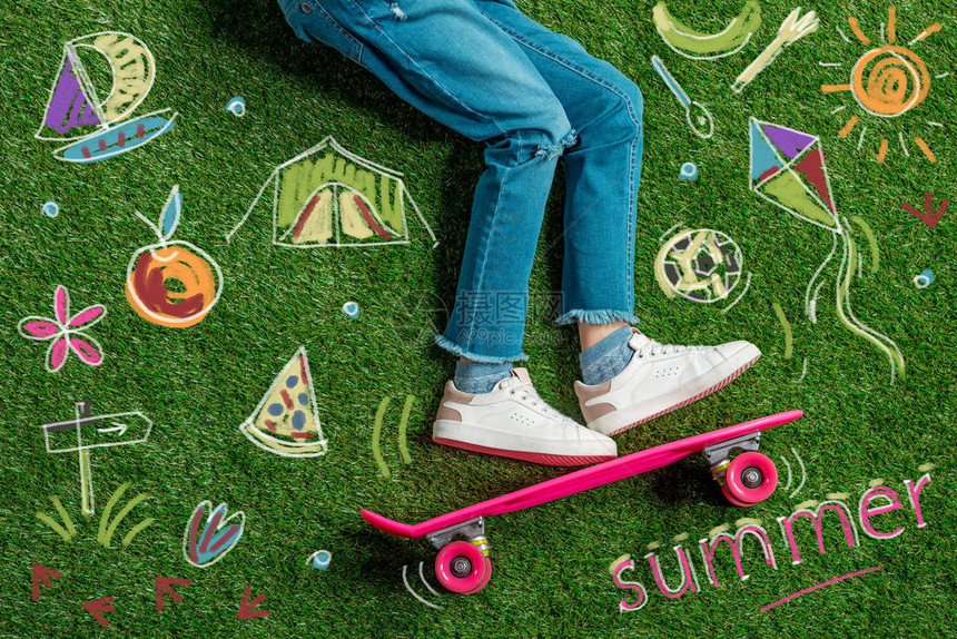 滑板和手画草上夏季概念的图片