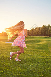 孩子在草地上跳舞穿衣服的小女孩夏天我们都图片