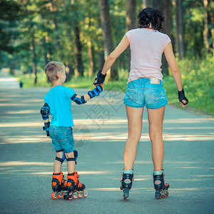 母亲和儿子学会溜冰妈和孩子图片